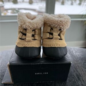 Sorel Tan and Black Baby Booties with Cream Fur